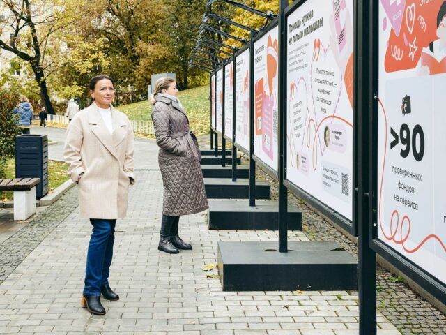 В Москве открылась фотовыставка о благотворительности «Связанные добром»