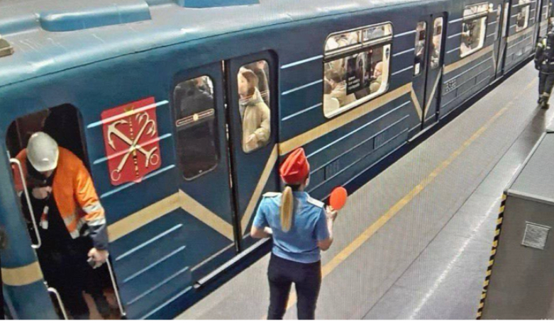 станции метро СПб — подземный вестибюль